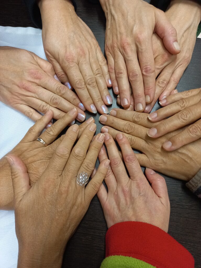 hände frauenkreis zusammenhalt